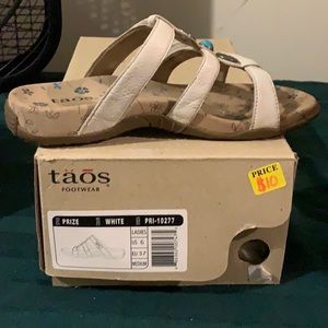 Like new Taos white Sandals size 6